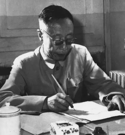 爱新觉罗·溥仪：中国末代皇帝的跌宕人生