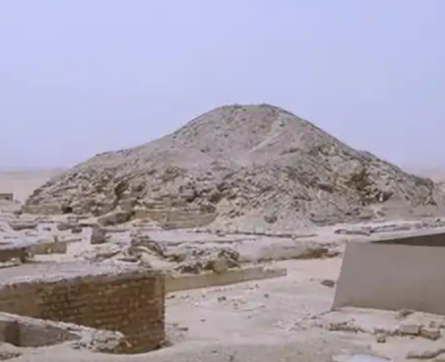 探秘世界最小金字塔：乌纳斯与孟卡拉的“微型奇迹”之争