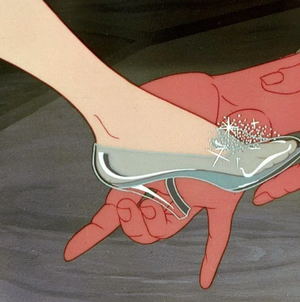 童话鞋履背后的权力密码：从灰姑娘的试鞋看虚构王国的空间逻辑