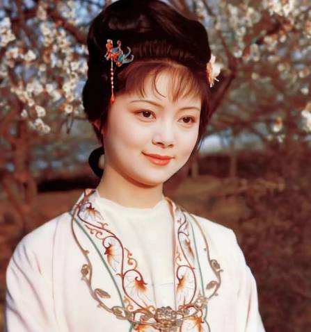 薛宝钗惊惧道士之谜：阴阳交界的灵魂震颤