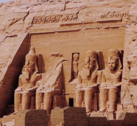 尼罗河畔的永恒之恋：拉美西斯二世与奈菲尔塔利的爱情传奇