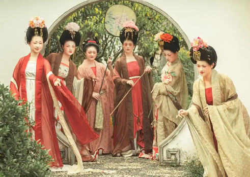 长安花开三朵：揭秘杨贵妃背后那个权倾天下的“姐妹天团”