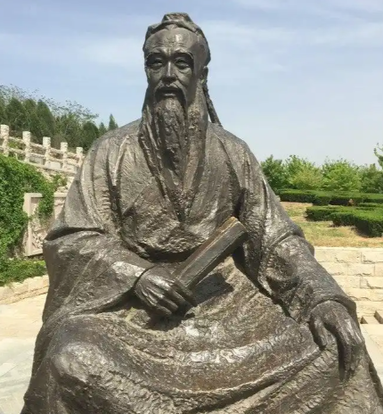 左丘明与孔子：年龄长幼与历史地位的双重审视