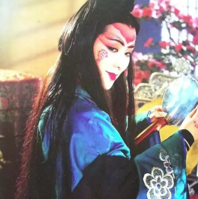 绣花针下的权力与情欲：杨莲亭与东方不败的畸形共生