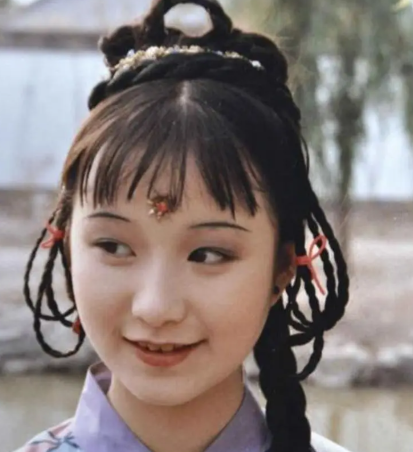 芳官被逐大观园：轻狂背后的权力博弈与礼教枷锁