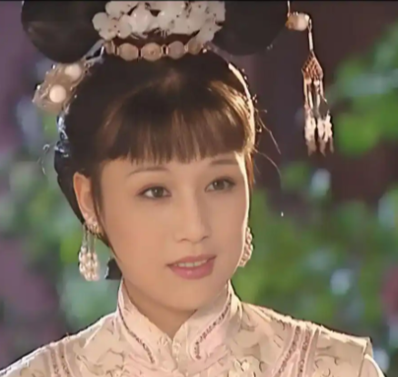 历史的容妃真实结局：跨越时空的两种人生镜像