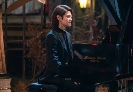 钢铁森林戚严是不是有一个双胞胎哥哥？