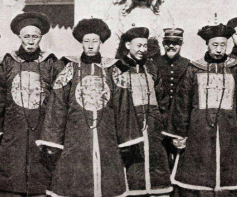清朝皇族旗籍揭秘：正黄旗与镶黄旗的尊荣之辨