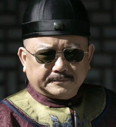 和珅：史上最大贪官，乾隆帝的宠臣