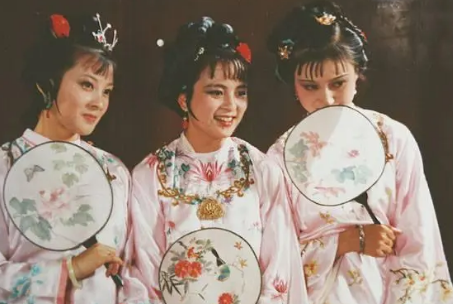 红楼梦中贾府三春的生活与贾敏相比，存在多大的差距？