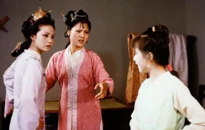 红楼梦中，芳官是如何吸引贾宝玉注意的？