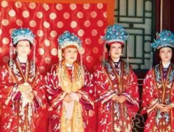 红楼梦中皇宫的太监为何会突然来贾府传旨？