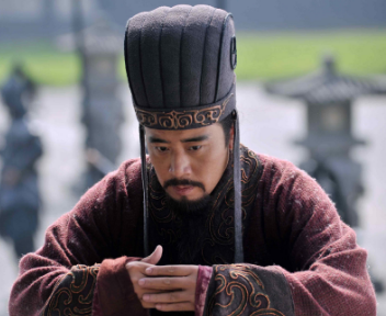 用一句话描写刘备的句子是什么？有什么含义？