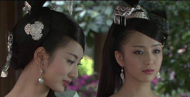 她的美丽与杨贵妃相提并论，与妹妹一同侍奉皇帝，甚至把皇帝累死在床上！