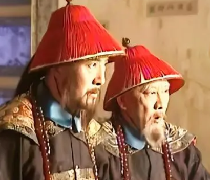  陈廷敬和明珠担任的是什么官职？哪个官大?