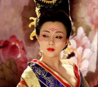 荣国夫人生第三女时多少岁？她是谁？