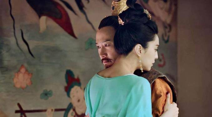 杨贵妃的睡眠习惯引发侍从的不满，但皇帝却极度依赖