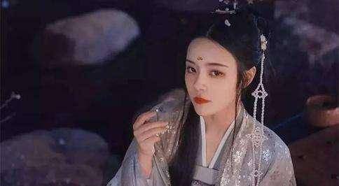 她是春秋时期著名美女，七次婚姻的妻子，三次成为王后，导致九个男人死亡