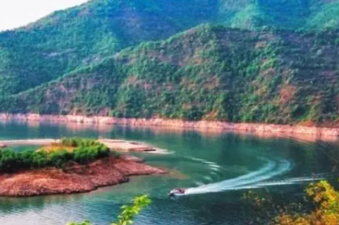 世界上湖水清澈的迷人景点是在哪里？有什么景色？