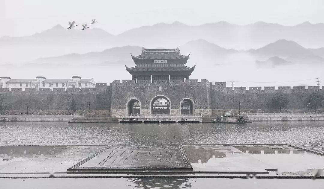 以近年来苏南春秋古城遗址的发掘为线索，重新审视吴国的历史