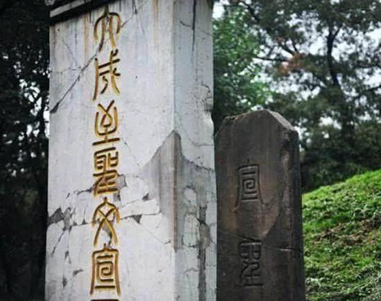 康熙拜孔子却迟迟不愿下跪，大臣用布遮挡一字后，康熙即刻顺从下跪