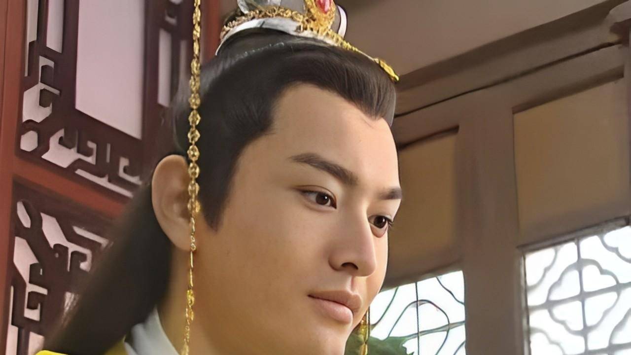 汉武帝在亲政后，受到外戚势力的困扰，感到困惑和烦恼。他下定决心改革官僚制度