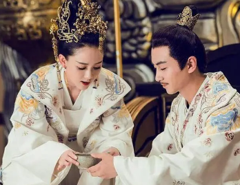 What was the relationship between Yang Jian and Dugu Jialuo? How was it recorded in official history?