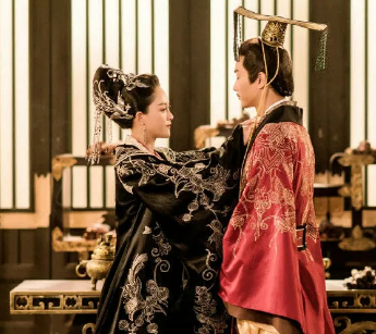 Besides Dugu Jialuo, who else were Yang Jians concubines?