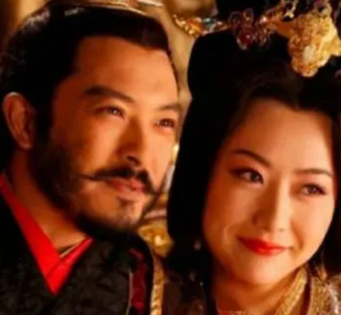 What is the relationship between Emperor Yang of Sui and Hou Qiaowen? How deep is their friendship?