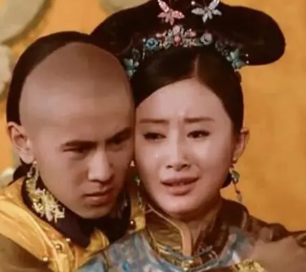 What was the encounter between Emperor Shunzhi and Dong Efei like? How close was their relationship?