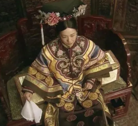 慈禧太后的马桶仪式：皇室生活的奢华与讲究
