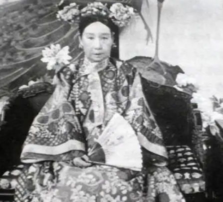 慈禧西逃途中的两位县令：美食与命运的交织