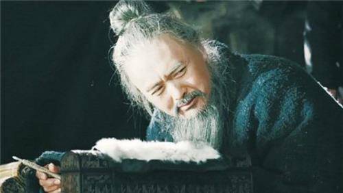 他比孔子更出名，弟子比孔子更多，但孔子升官后却杀了他。这个耳熟能详的名字背后有着怎样的故事？