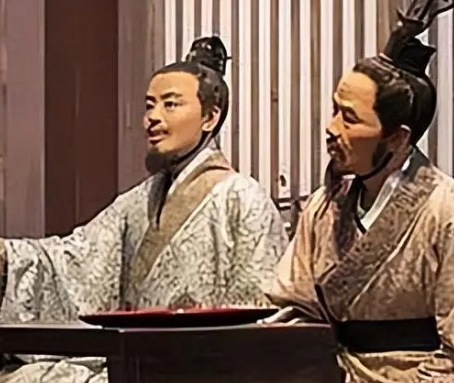 春秋战国时期的人才涌现的原因是什么？有几个方面？