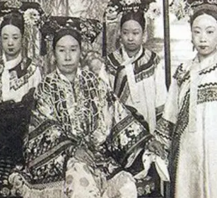 清朝妃子脖子上的白布条：不仅仅是装饰