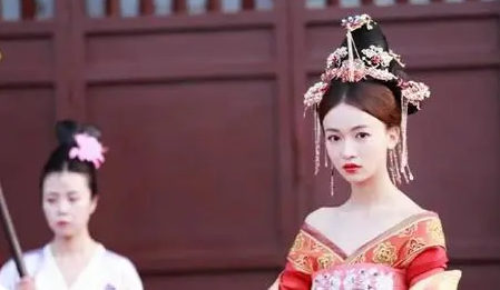 侯家那个“吃奶”的绝色美女后来怎么样了？