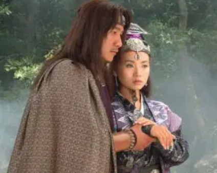天龙八部中，阿紫为什么用毒针射乔峰？