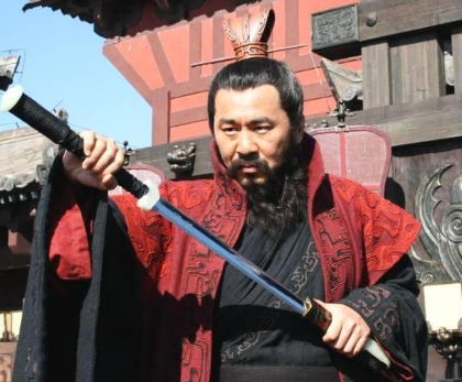 青釭剑是谁送给曹操的？历史上真有青釭剑吗？