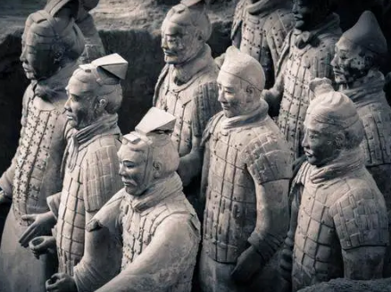 刘邦与秦始皇：年龄差距背后的时代差异