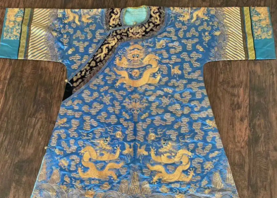 清朝五爪蟒袍的荣耀：揭秘那些身披华服的大臣们