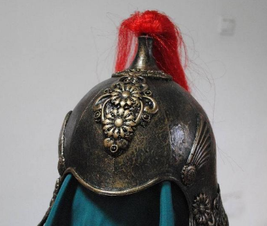 古代战士头盔上的尖：不仅是装饰，更是战争的符号