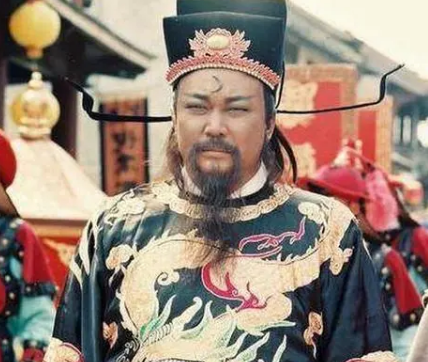 包拯的龙袍之谜：历史与现实的交融