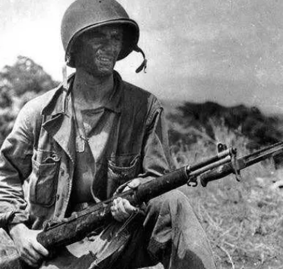 二战美军士兵的火力之源：揭秘他们的枪械配备
