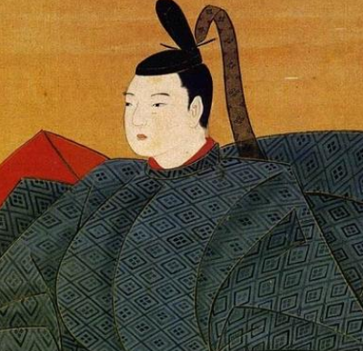 古代天皇制的弊端：权力集中与世袭制度的困境