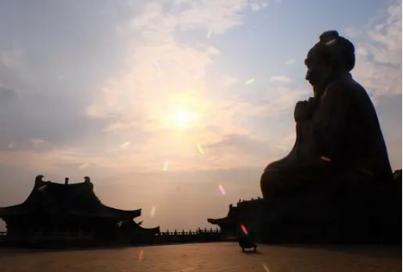天地不仁，以万物为刍狗：老子哲学的深度解析