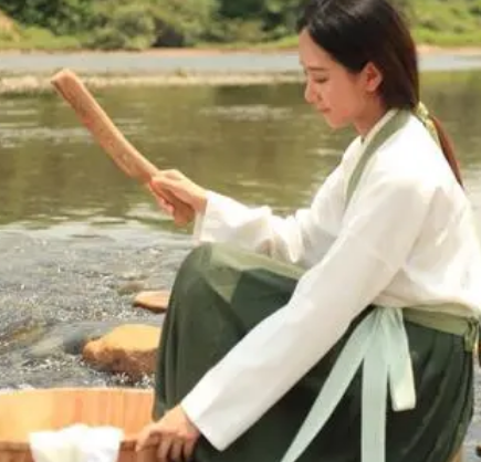 古人洗衣服的奥秘：棍子棒槌敲打的背后