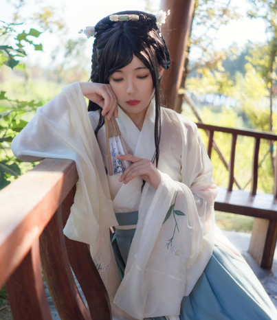 杜若汉服：古韵新颜的华丽变身