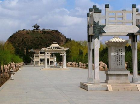 揭秘王昭君的青冢：名字的由来与象征意义