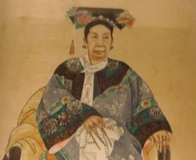 慈禧在梳妆打扮时，需要宫女重复做什么事，否则就大怒？