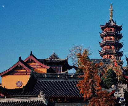 南京鸡鸣寺：古老的佛教圣地与现代的旅游热点